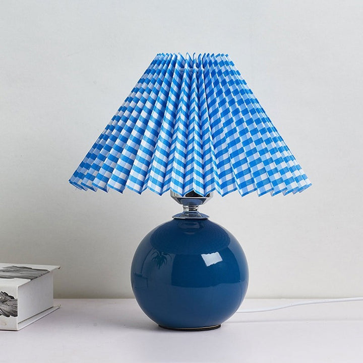 Lampa stołowa z ceramiczną podstawą i plisowanym abażurem