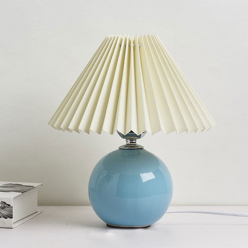 Lampa stołowa z ceramiczną podstawą i plisowanym abażurem