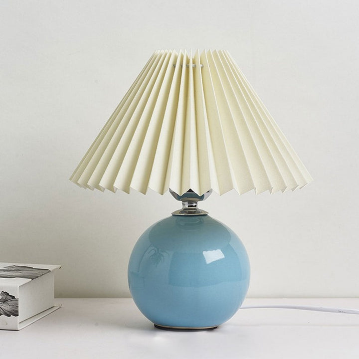 Lampa stołowa z ceramiczną podstawą i plisowanym abażurem