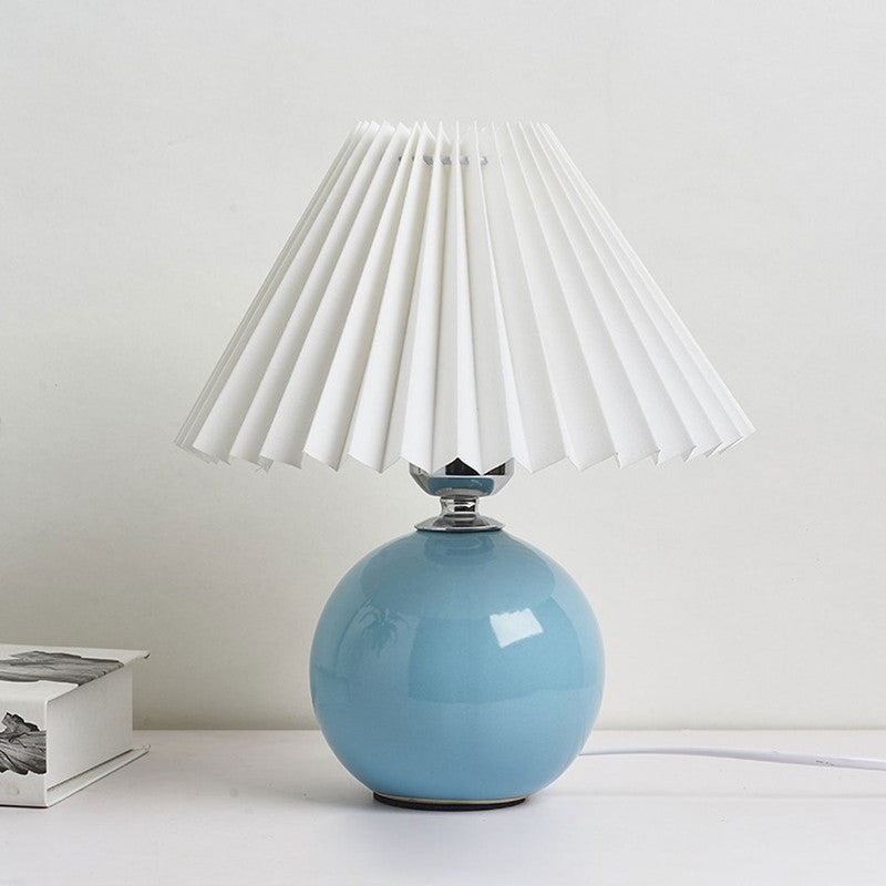 Lampa stołowa z ceramiczną podstawą i plisowanym abażurem