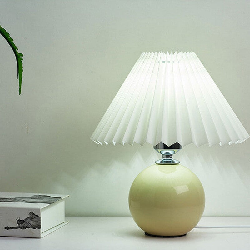 Lampa stołowa z ceramiczną podstawą i plisowanym abażurem