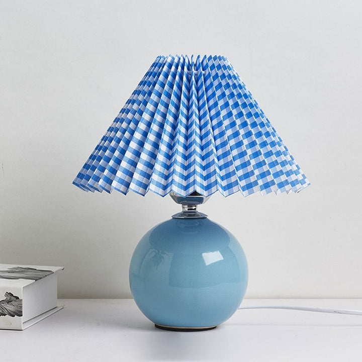 Lampa stołowa z ceramiczną podstawą i plisowanym abażurem