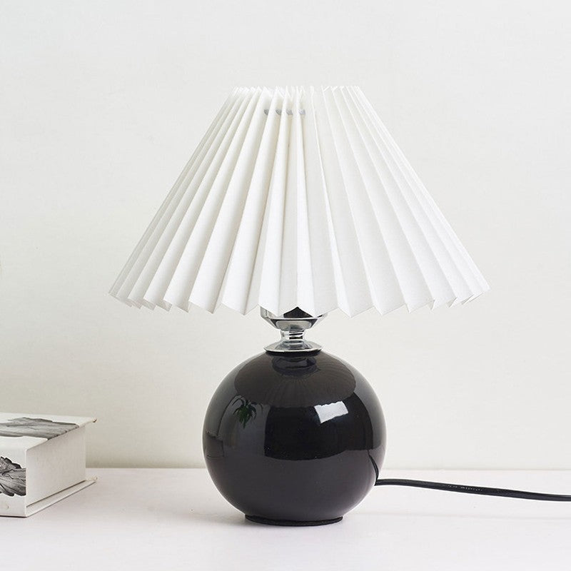 Lampa stołowa z ceramiczną podstawą i plisowanym abażurem