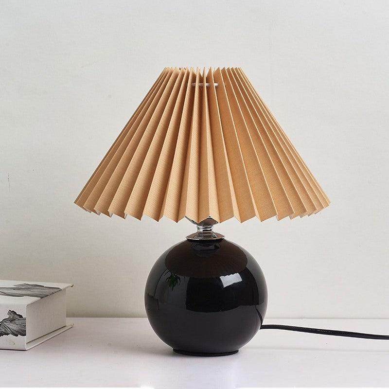 Lampa stołowa z ceramiczną podstawą i plisowanym abażurem