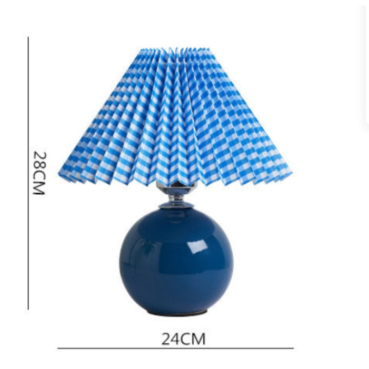 Lampa stołowa z ceramiczną podstawą i plisowanym abażurem