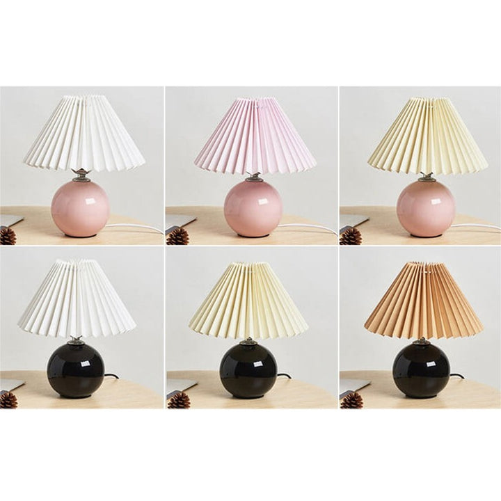 Lampa stołowa z ceramiczną podstawą i plisowanym abażurem