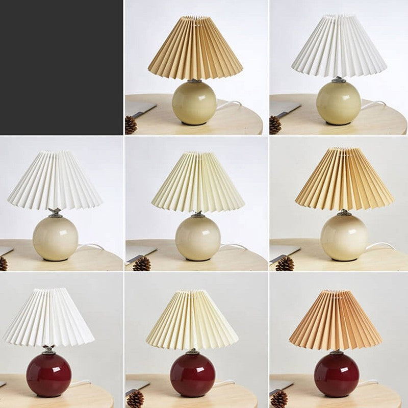 Lampa stołowa z ceramiczną podstawą i plisowanym abażurem