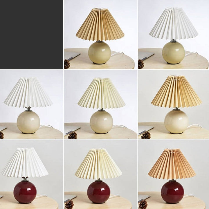 Lampa stołowa z ceramiczną podstawą i plisowanym abażurem