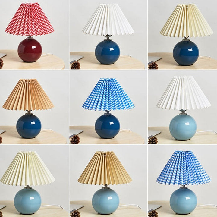 Lampa stołowa z ceramiczną podstawą i plisowanym abażurem