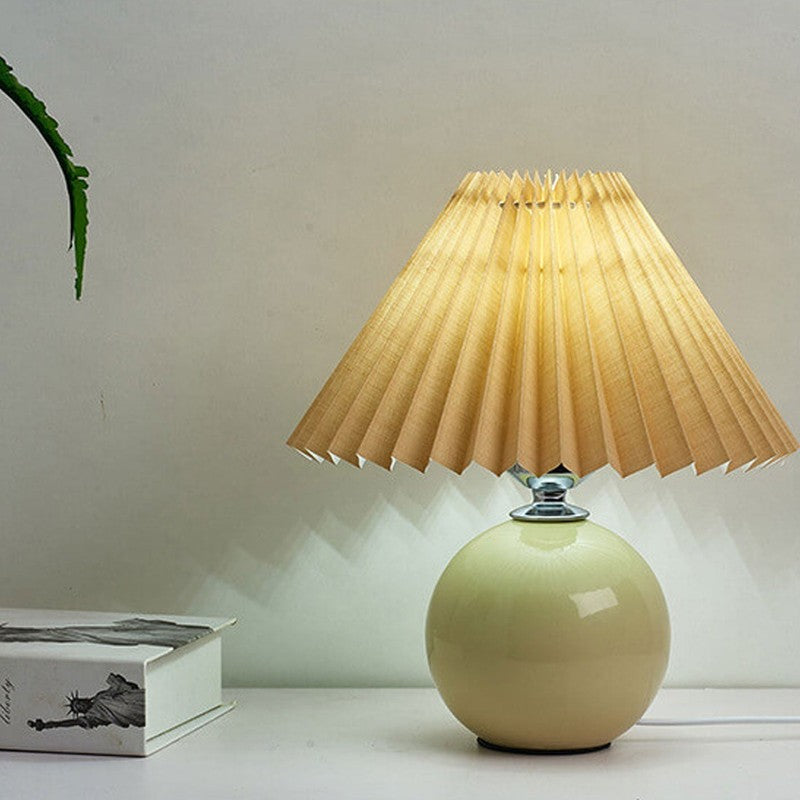 Lampa stołowa z ceramiczną podstawą i plisowanym abażurem