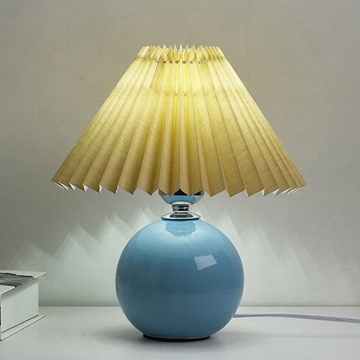 Lampa stołowa z ceramiczną podstawą i plisowanym abażurem