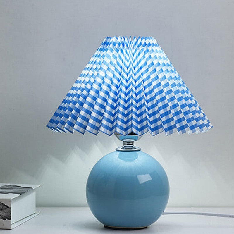 Lampa stołowa z ceramiczną podstawą i plisowanym abażurem