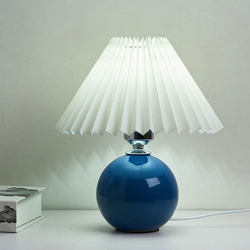 Lampa stołowa z ceramiczną podstawą i plisowanym abażurem