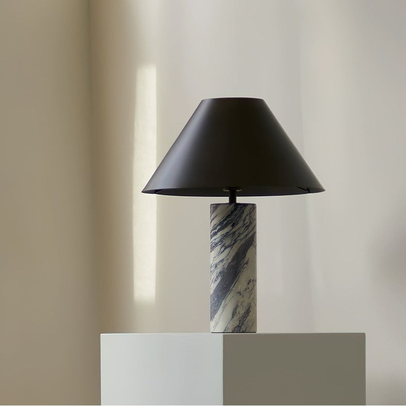 Lampa stołowa z marmurową podstawą i stożkowym kloszem