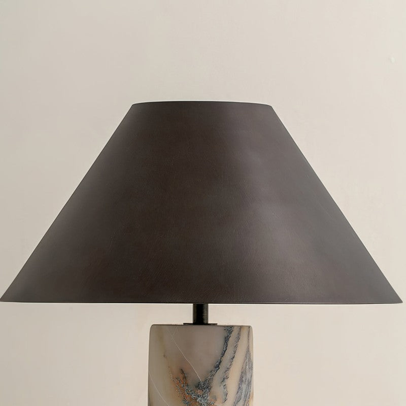 Lampa stołowa z marmurową podstawą i stożkowym kloszem