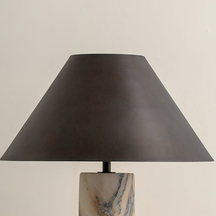 Lampa stołowa z marmurową podstawą i stożkowym kloszem