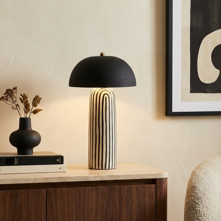Lampa Stołowa - Czarny Klosz Kopułowy, Prążkowana Ceramiczna Podstawa