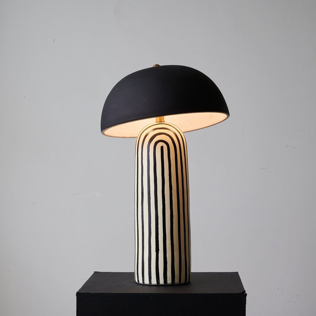 Lampa Stołowa - Czarny Klosz Kopułowy, Prążkowana Ceramiczna Podstawa