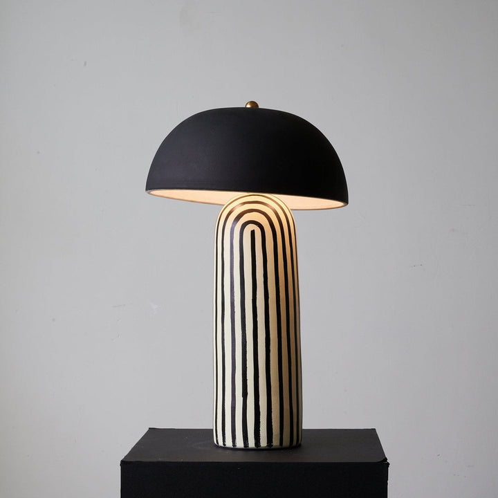 Lampa Stołowa - Czarny Klosz Kopułowy, Prążkowana Ceramiczna Podstawa