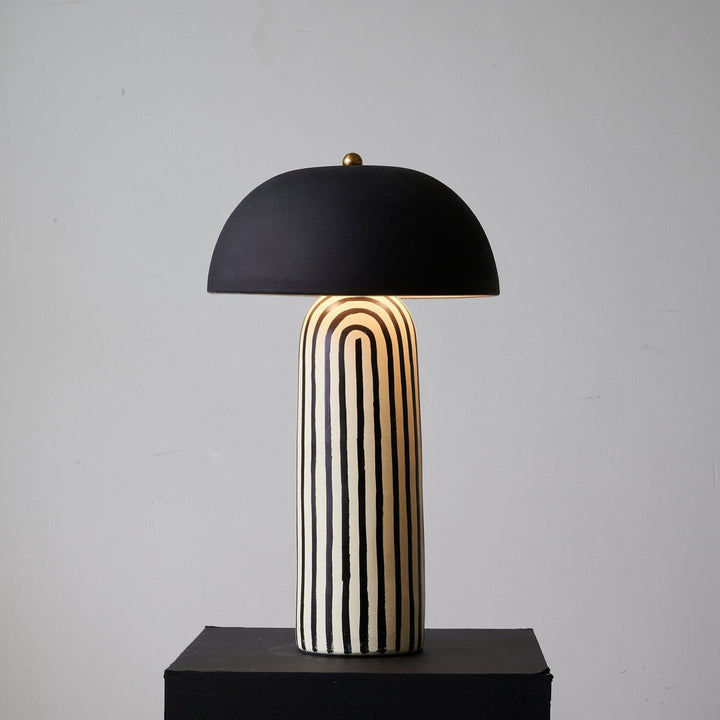 Lampa Stołowa - Czarny Klosz Kopułowy, Prążkowana Ceramiczna Podstawa