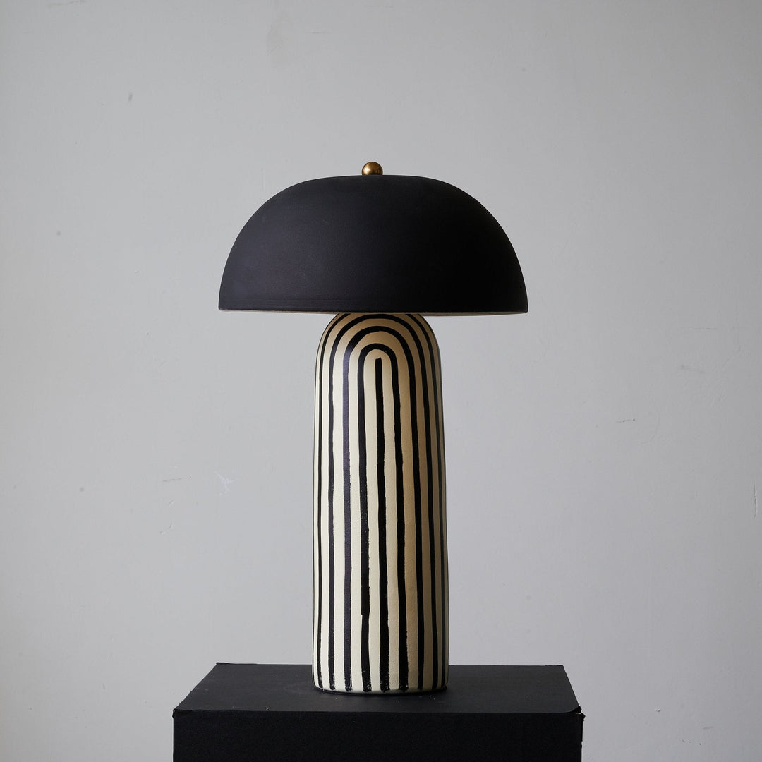 Lampa Stołowa - Czarny Klosz Kopułowy, Prążkowana Ceramiczna Podstawa