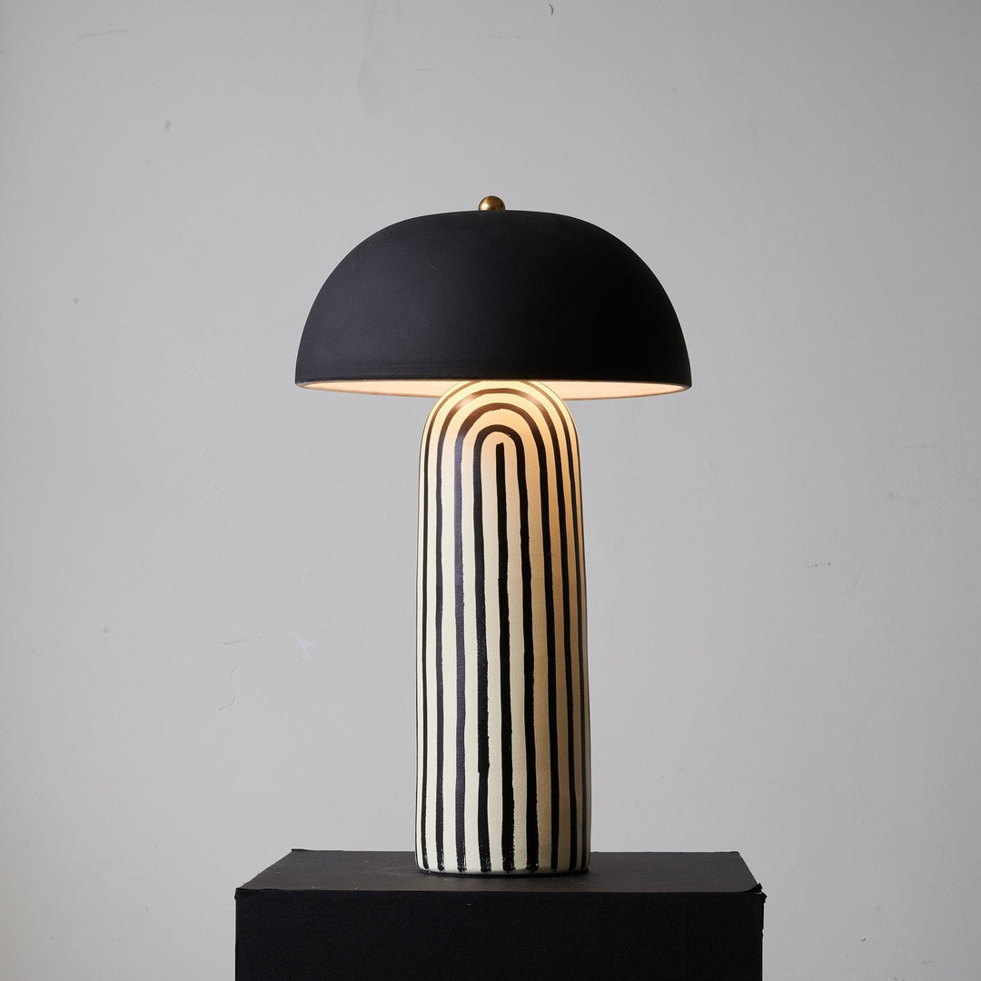 Lampa Stołowa - Czarny Klosz Kopułowy, Prążkowana Ceramiczna Podstawa