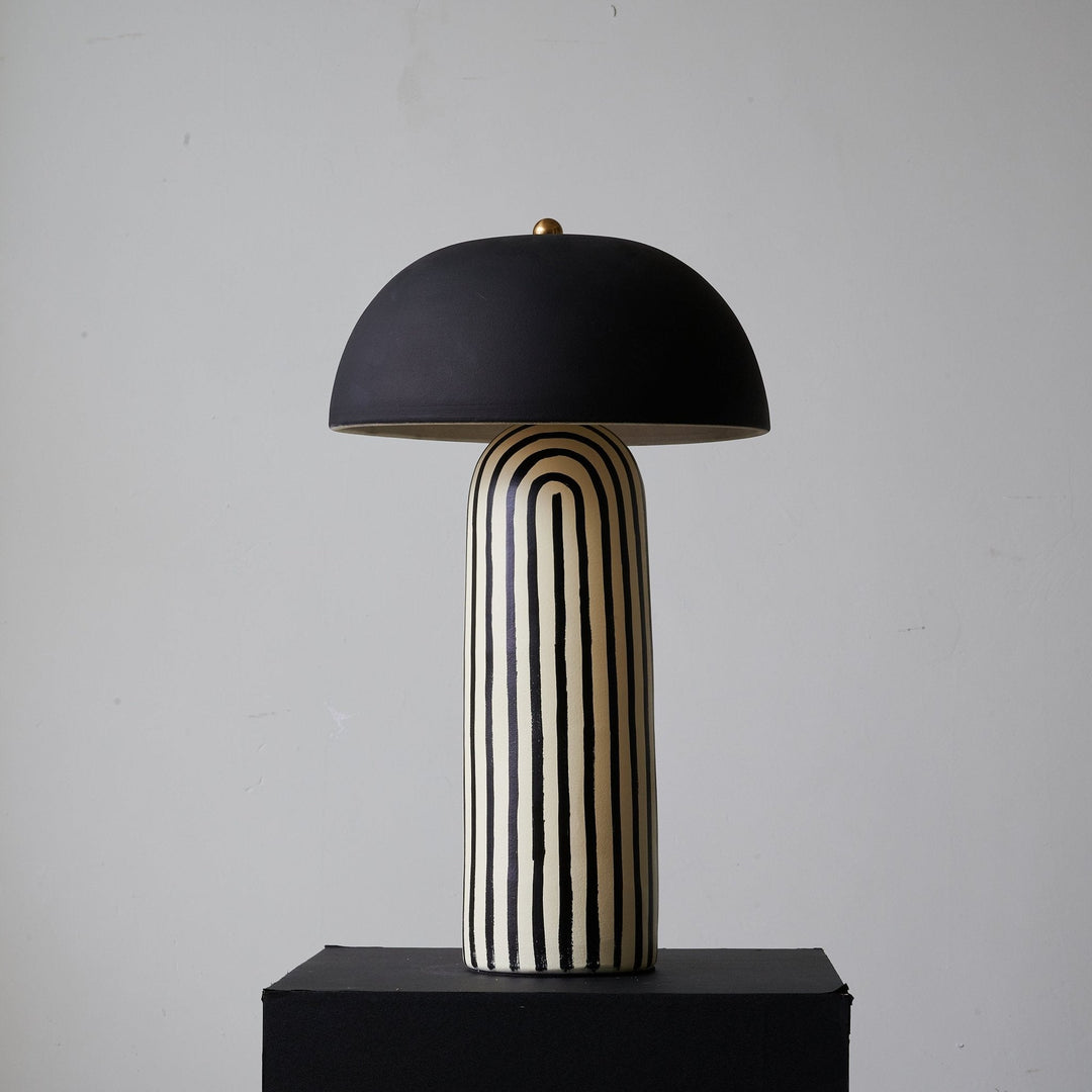 Lampa Stołowa - Czarny Klosz Kopułowy, Prążkowana Ceramiczna Podstawa