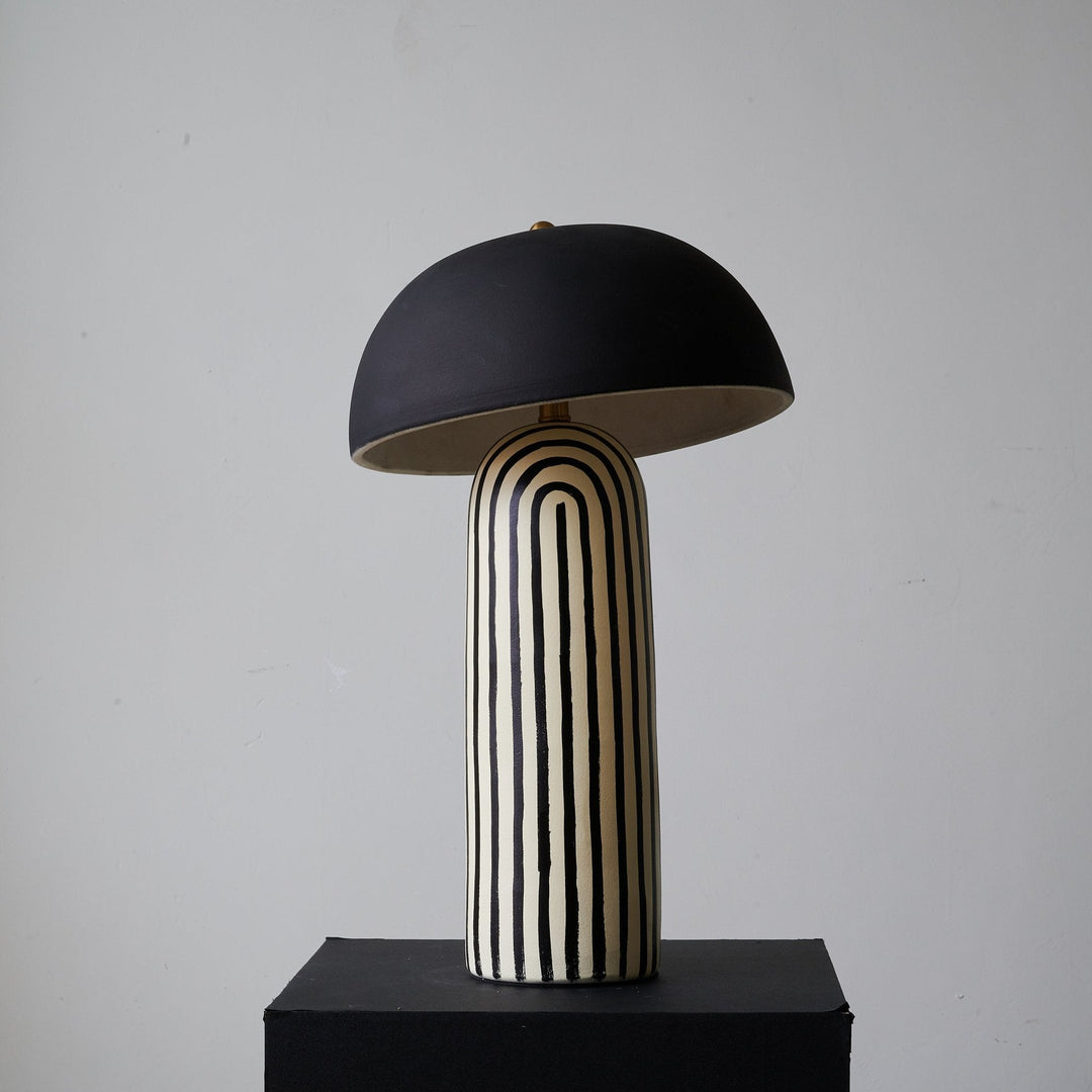 Lampa Stołowa - Czarny Klosz Kopułowy, Prążkowana Ceramiczna Podstawa