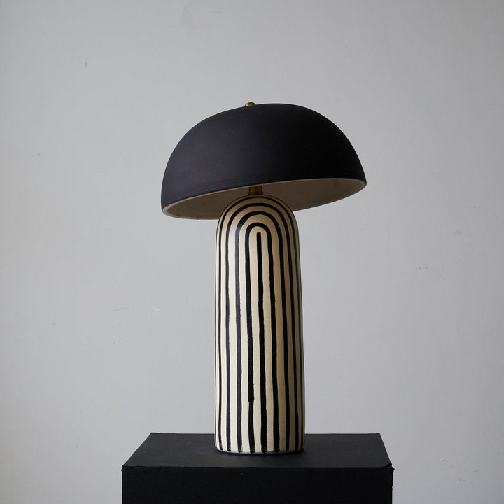 Lampa Stołowa - Czarny Klosz Kopułowy, Prążkowana Ceramiczna Podstawa