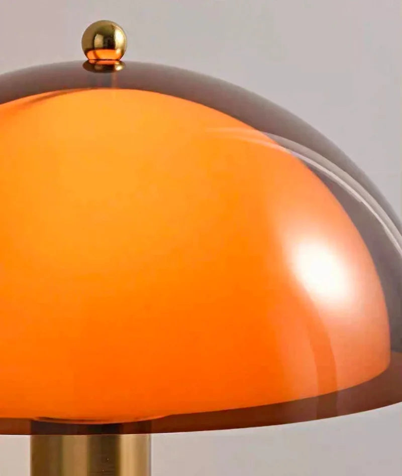 Lampa stołowa z bursztynowym kloszem - Półkopułowy klosz akrylowy, drewniana podstawa