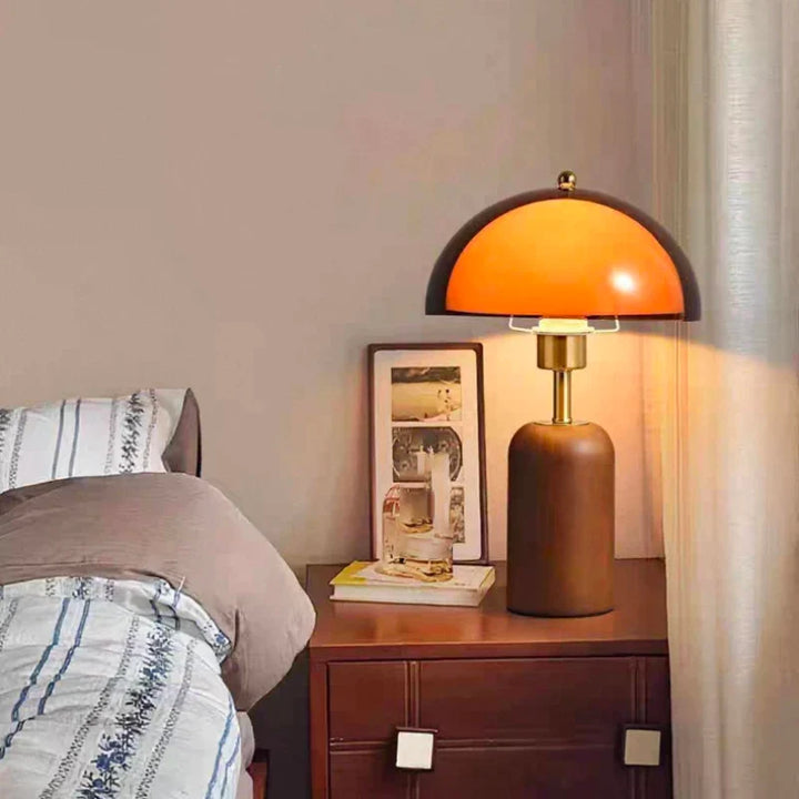 Lampa stołowa z bursztynowym kloszem - Półkopułowy klosz akrylowy, drewniana podstawa