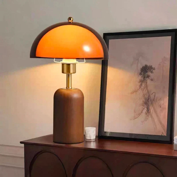 Lampa stołowa z bursztynowym kloszem - Półkopułowy klosz akrylowy, drewniana podstawa