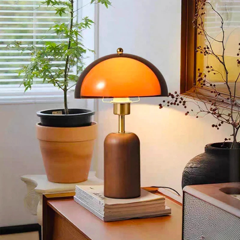 Lampa stołowa z bursztynowym kloszem - Półkopułowy klosz akrylowy, drewniana podstawa