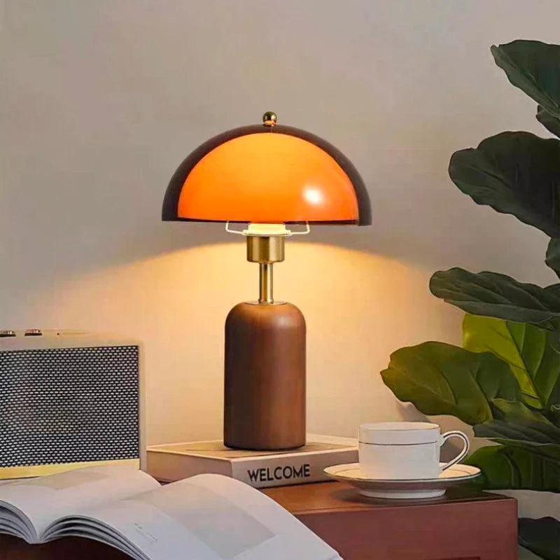 Lampa stołowa z bursztynowym kloszem - Półkopułowy klosz akrylowy, drewniana podstawa