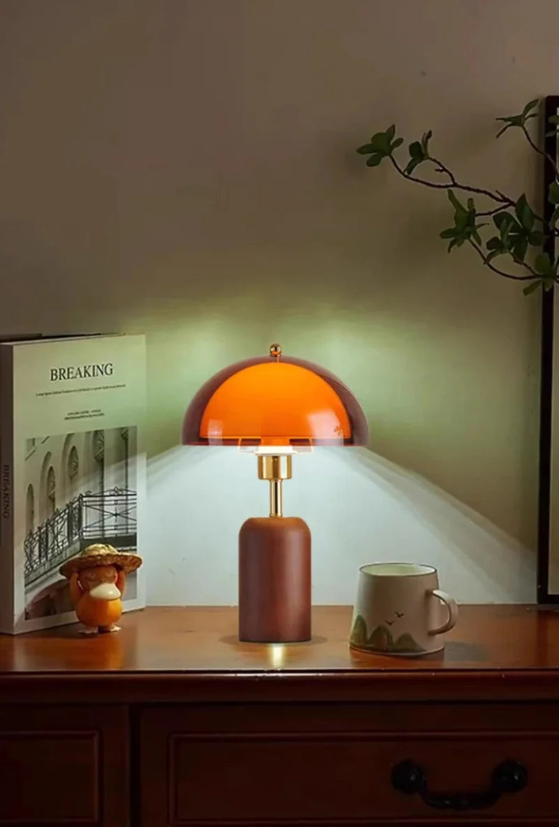 Lampa stołowa z bursztynowym kloszem - Półkopułowy klosz akrylowy, drewniana podstawa