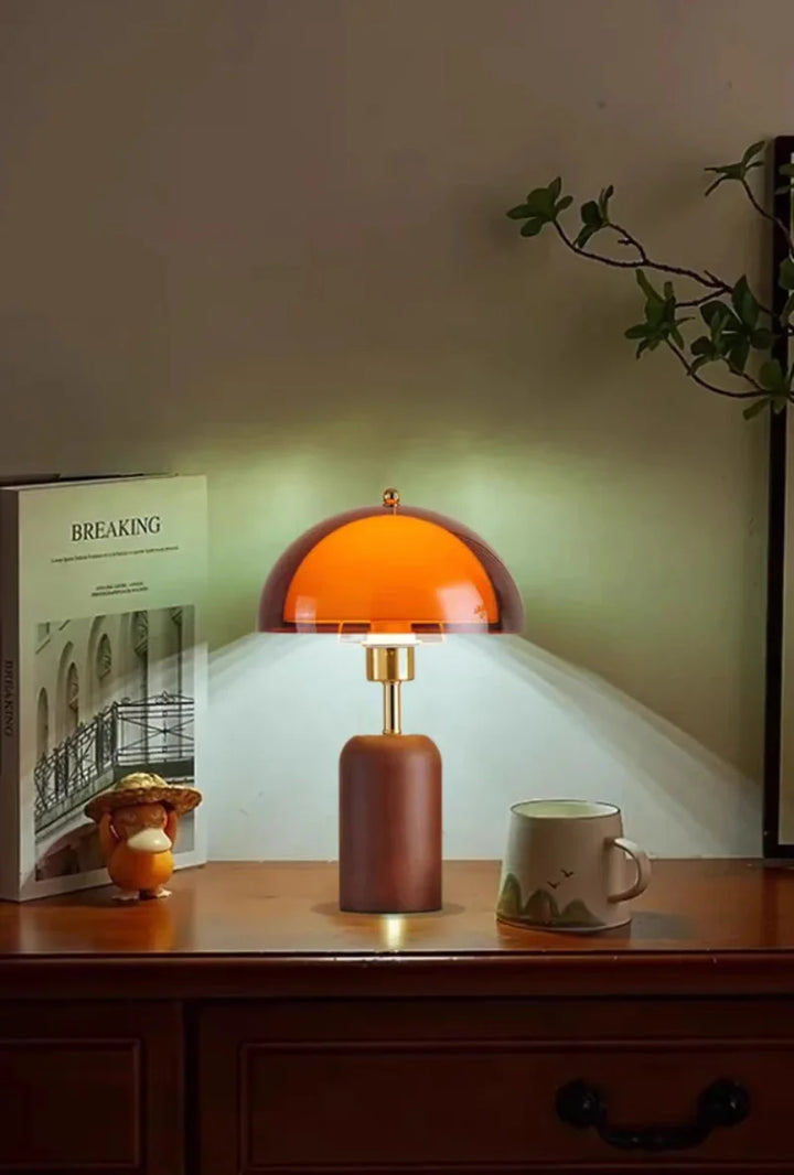 Lampa stołowa z bursztynowym kloszem - Półkopułowy klosz akrylowy, drewniana podstawa
