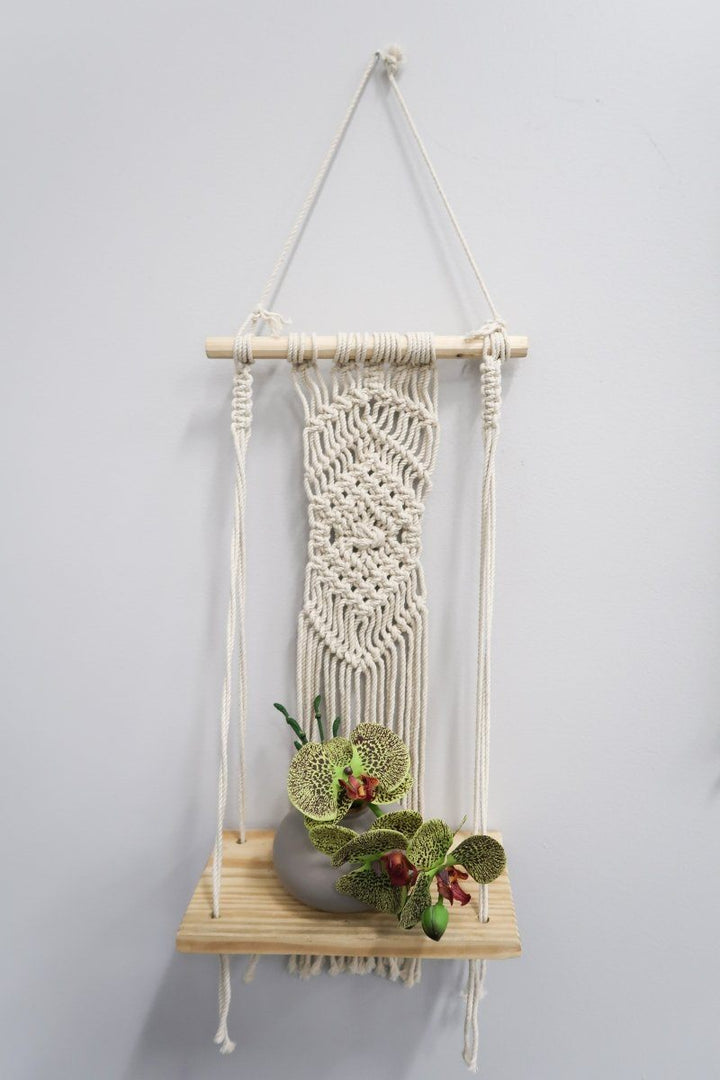 Półka ścienna z makramą - drewniana półka w rombowy wzór, styl boho