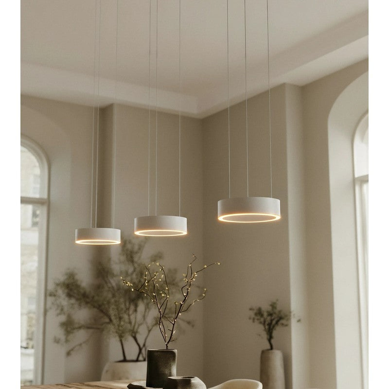 Trzy wiszące lampy sufitowe LED z pierścieniami - czarny-chrom i biały