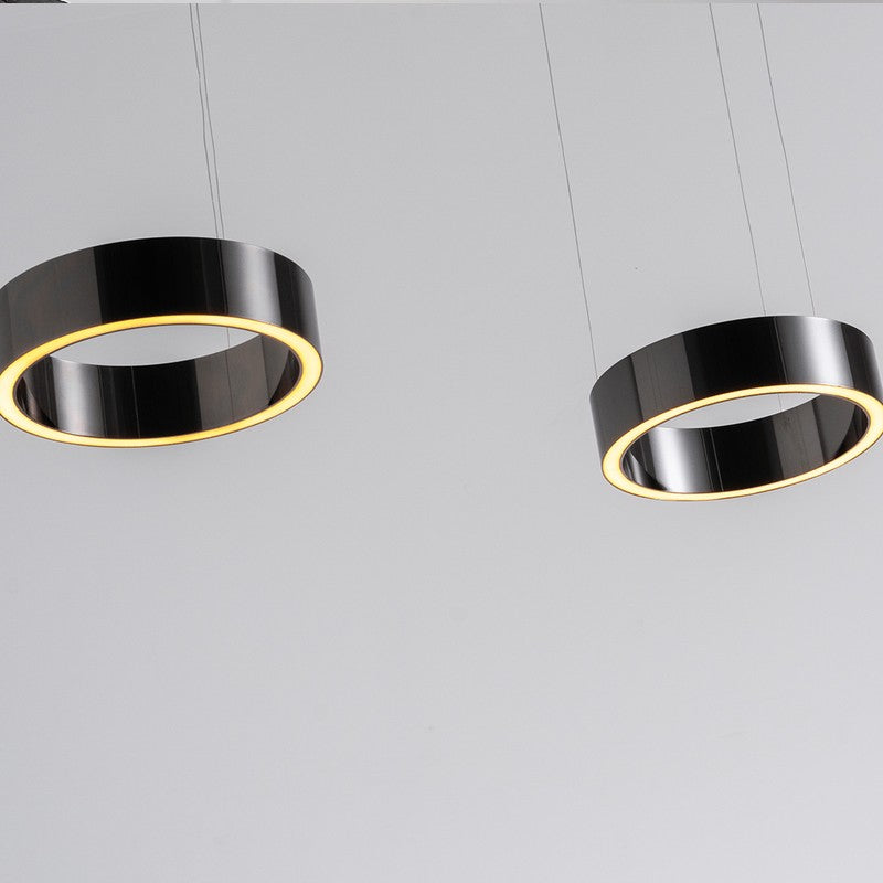 Trzy wiszące lampy sufitowe LED z pierścieniami - czarny-chrom i biały